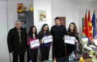 Првонаградените на квиз-натпреварот „Колку го познаваш сообраќајот“ на прием при градоначалникот Поповски