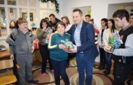 Градоначалникот Тренчовски додели пакетчиња за децата од најранливите категории